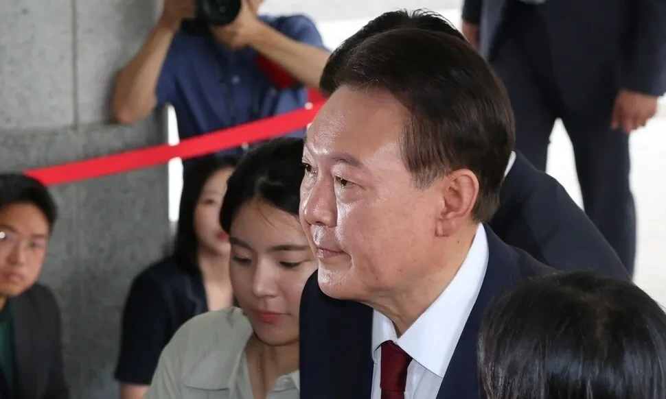 윤석열 내란특검, 외환 혐의까지? 진실 공방의 서막 2 뜨거운 여론, 찬반 엇갈리는 반응