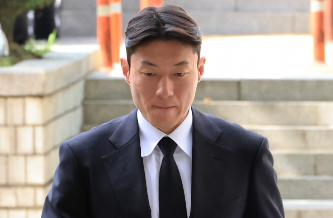 황의조 징계 확정, 대한축구협회 사실상 영구제명…해외 리그는 가능할까? 2 황의조 징계 확정, 대한축구협회 사실상 영구제명…해외 리그는 가능할까?