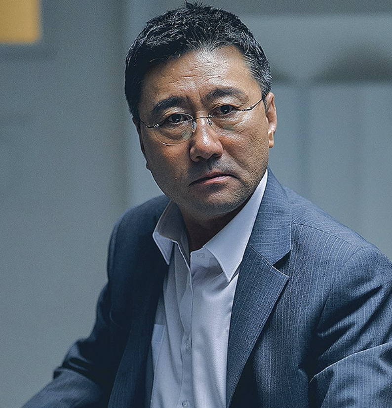 연극 무대에서 시작된 최정우의 50년 연기 인생
