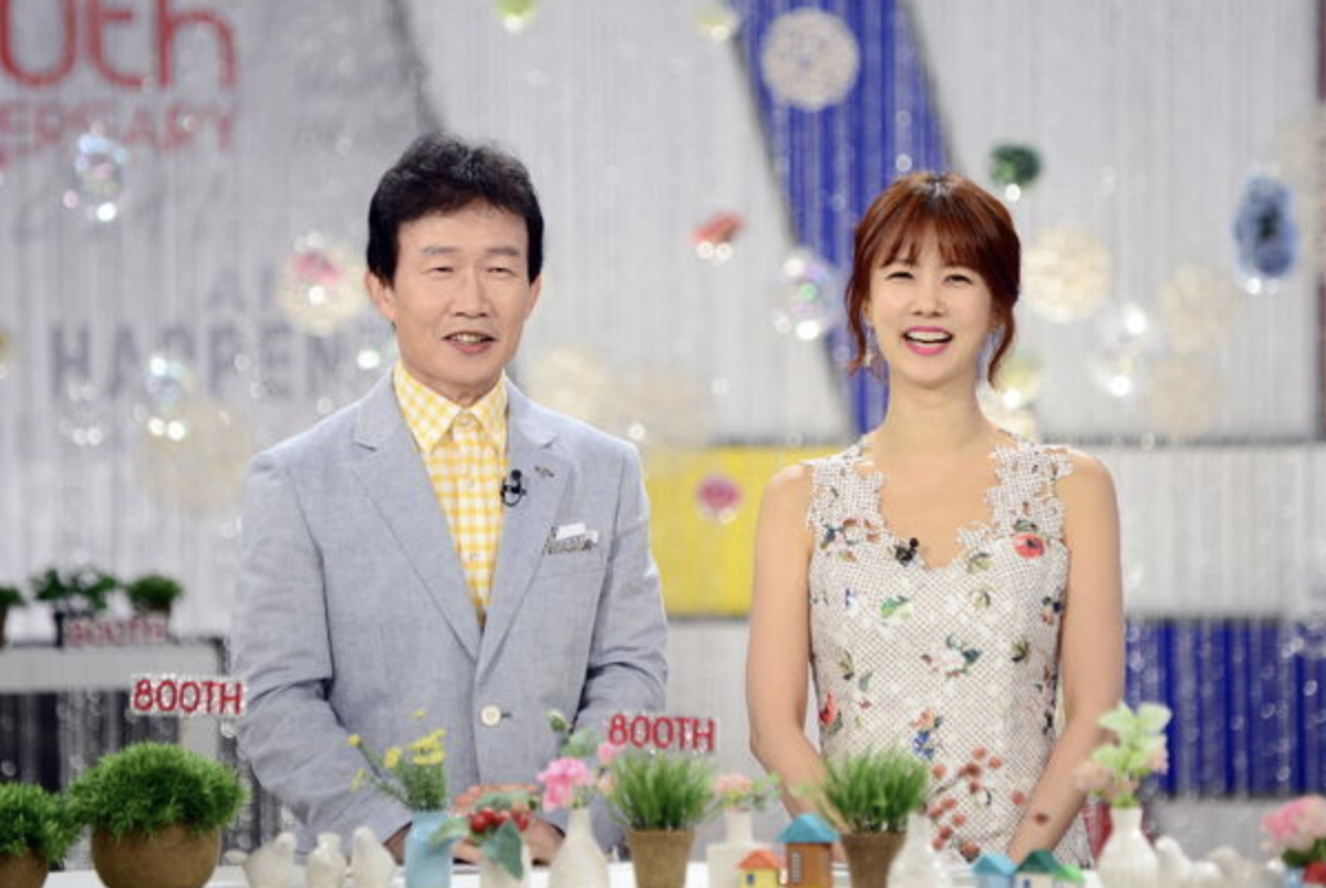 원조 국민 MC 임성훈, 만75세 뱀파이어 외모 과시 반가운 근황 2 화려한 결혼식장에서 포착된 '원조 국민 MC'